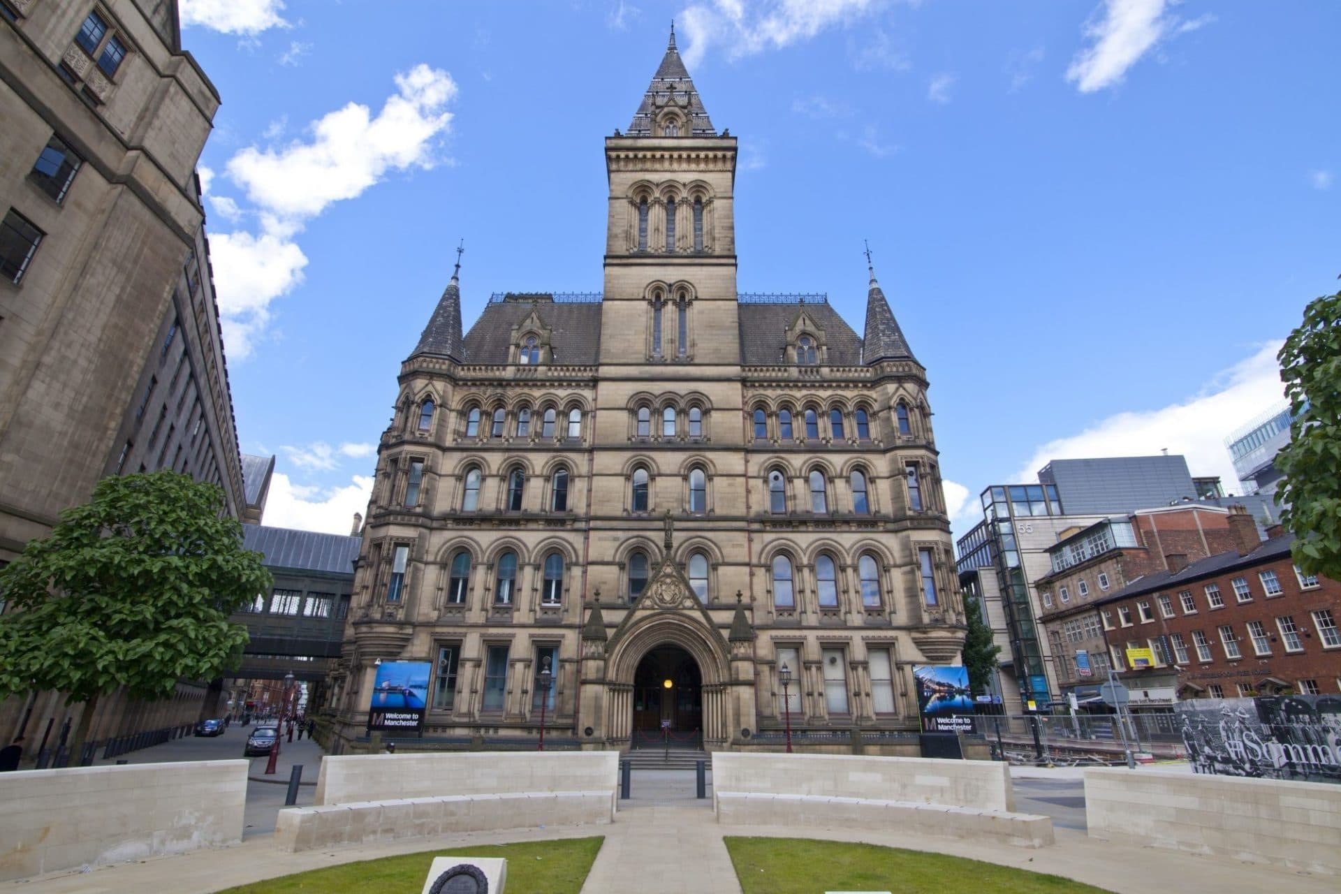 The front facade of Manchester town hall